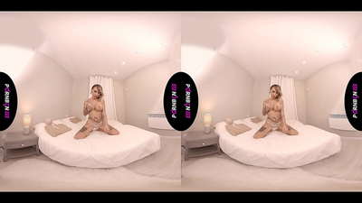 PORNBCN VR MILF ספרדי בוגר מאוננת ומוצץ את הזין שלך ב-POV תוך כדי עישון ומטלטלת רגליה